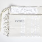 טלית גדול דגם "מודים" - צבע לבן מבריק